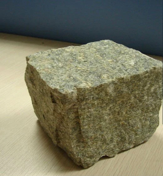 G682 rusty granite natural splitl cube stone (1)